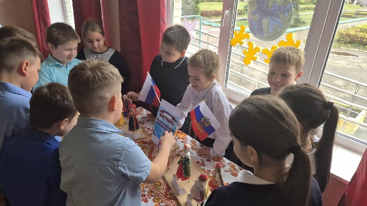 В единстве наша сила: для школьников из Совхозной школы провели праздник в ДК «Успенский»