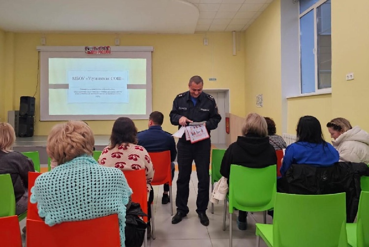 Сотрудники «Мособлпожспаса» провели беседу о пожарной безопасности в Серебряных Прудах 