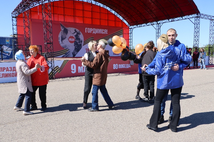 В Серебряных Прудах прошла акция «Вальс Победы»!