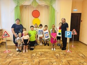 В игровой форме дети продолжают узнавать Правила дорожного движения