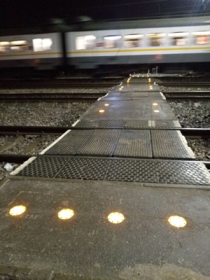 Впервые в Подмосковье на пешеходном переходе через железную дорогу появилась специальная подсветка!