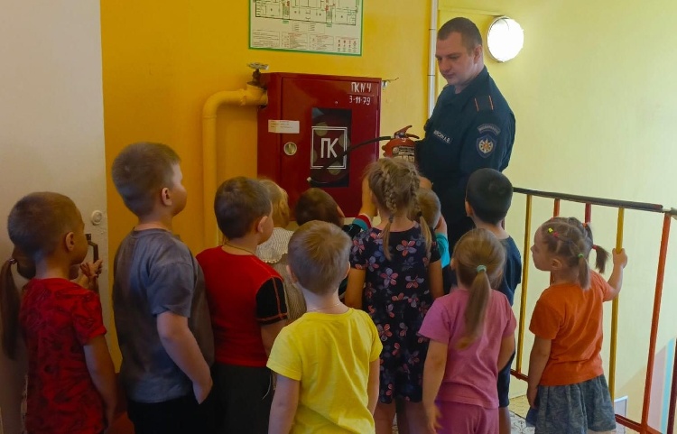 Сотрудники «Мособлпожспаса» провели урок по пожарной безопасности для дошкольников в Серебряных Прудах