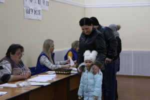 Жители приходят голосовать семьями
