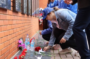 В День солидарности в борьбе с терроризмом у Мемориала в Серебряных Прудах почтили память жертв, погибших при теракте в Беслане