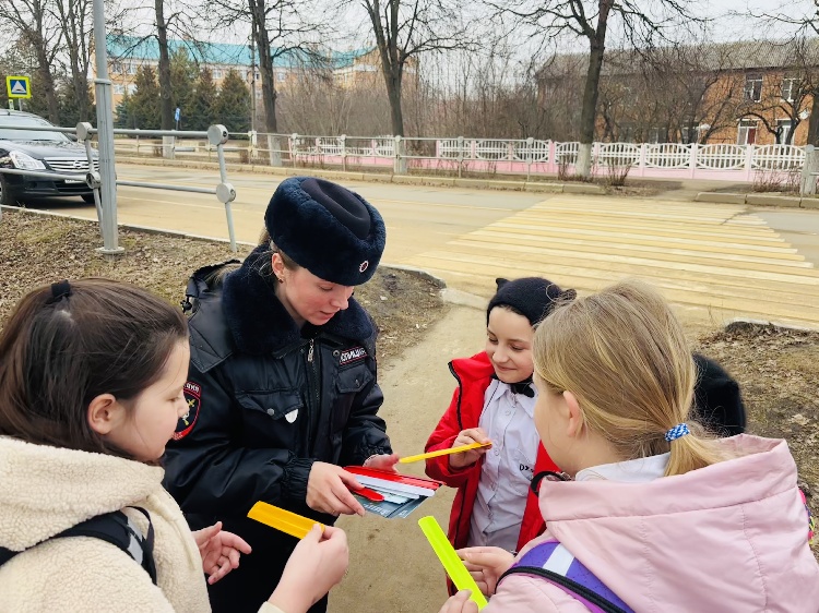 Юным пешеходам напомнили про основные правила безопасного поведения на дороге  Юным пешеходам напомнили про основные правила безопасного поведения на дороге