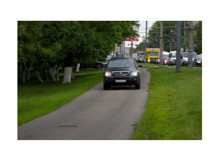 Не стоит напоминать (а может и стоит), что автомобилям по тротуарам ездить запрещено.