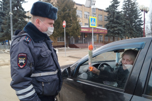 Сотрудники ГИБДД ОМВД России по г.о. Серебряные Пруды  приняли участие в акции «Цветы для автоледи»