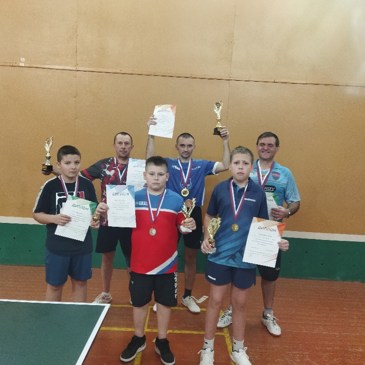 29 ноября 2025 года в спортивном зале ССК «Вятич» в селе Узуново муниципального округа Серебряные Пруды состоялся традиционный межмуниципальный турнир по настольному теннису.