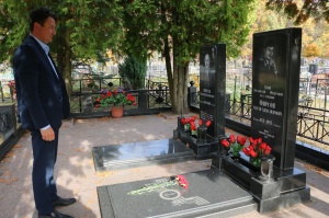 Возложение к могиле героя
