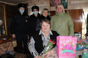 Полицейские в Серебряных Прудах поздравили матерей сотрудников, погибших при исполнении служебного долга,с Международным женским днём