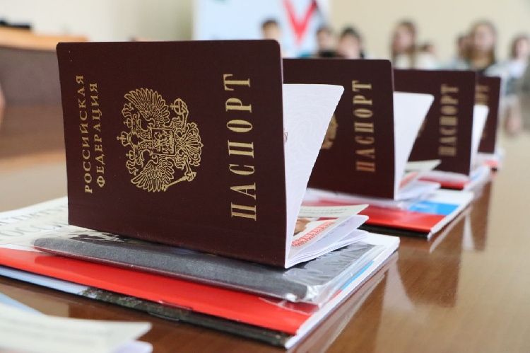 В малом зале администрации городского округа состоялось торжественное вручение главного документа в жизни каждого россиянина – паспорта гражданина Российской Федерации. В малом зале администрации городского округа состоялось торжественное вручение главного документа в жизни каждого россиянина – паспорта гражданина Российской Федерации.