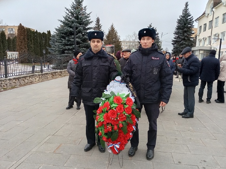 В Серебряных Прудах полицейские почтили память воинов, погибших при освобождении Серебряных Прудов от немецко-фашистских захватчиков. В Серебряных Прудах полицейские почтили память воинов, погибших при освобождении Серебряных Прудов от немецко-фашистских захватчиков.