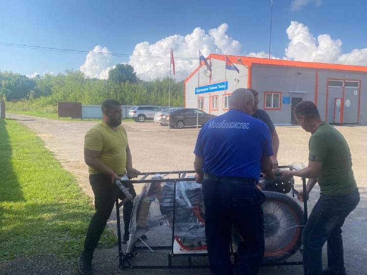 Работники ГКУ МО «Мособлпожспас» из округа Серебряные Пруды передали два кроссовых мотоцикла бойцам СВО.