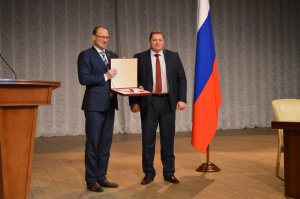 Мособлдума наградила министра ЖКХ Евгения Хромушина почетным знаком «За вклад в развитие законодательства»