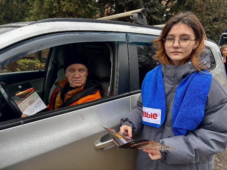 Автоинспекторы и активисты МБОУ «Серебряно-Прудской  СОШ» им. маршала В.И. Чуйкова  напомнили жителям, как важно соблюдать правила дорожного движения.