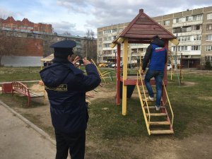 Госадмтехнадзор и «молодогвардейцы» проверили детские площадки в Домодедово