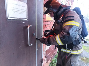 Работники 207-й пожарно-спасательной части ГКУ МО «Мособлпожспас» провели тренировку в одном из магазинов в посёлке Серебряные Пруды. Работники 207-й пожарно-спасательной части ГКУ МО «Мособлпожспас» провели тренировку в одном из магазинов в посёлке Серебряные Пруды.