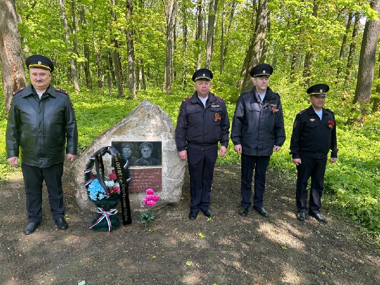 В Серебряных Прудах полицейские провели акцию, посвящённую 79-летию Победы в Великой Отечественной войне В Серебряных Прудах полицейские провели акцию, посвящённую 79-летию Победы в Великой Отечественной войне