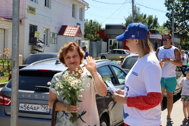 Белоснежные ромашки подарили Серебрянопрудские партийцы супругам в День семьи, любви и верности Белоснежные ромашки подарили Серебрянопрудские партийцы супругам в День семьи, любви и верности