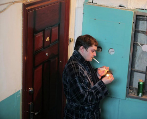 Полиция предупреждает -  КУРИТЬ В ПОДЪЕЗДЕ МНОГОКВАРТИРНОГО  ДОМА ЗАПРЕЩЕНО!  (ПОДЪЕЗД - не место для дыма!)