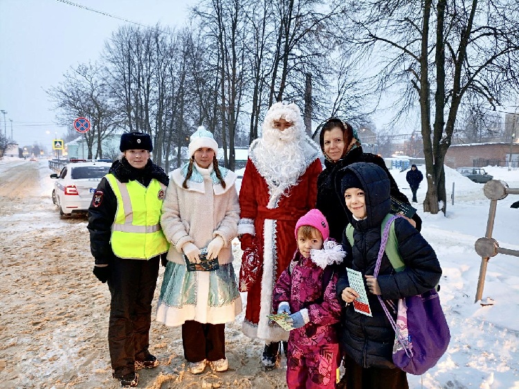 Главные новогодние персонажи напомнили детям и взрослым о соблюдении Правил дорожного движения в зимний период  Главные новогодние персонажи напомнили детям и взрослым о соблюдении Правил дорожного движения в зимний период