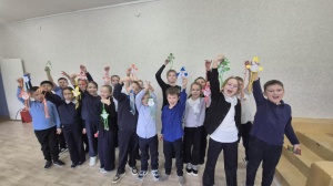 Школьники из Совхозной средней школы сделали подарки для Деда Мороза 