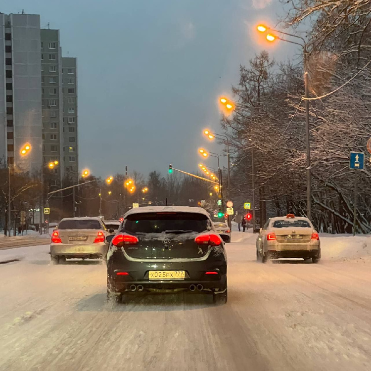 На дорогах Московского региона движение затруднено в связи с обильными осадками в 16 см, выпавшими ночью.  На дорогах Московского региона движение затруднено в связи с обильными осадками в 16 см, выпавшими ночью.