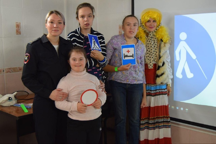 В Серебряных Прудах в Международный день белой трости прошла акция для детей с ограниченными возможностями  В Серебряных Прудах в Международный день белой трости прошла акция для детей с ограниченными возможностями