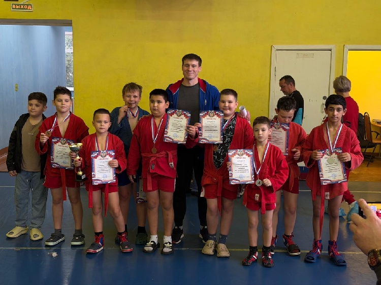 Сила в единстве: спортсмены-самбисты показали отличные результаты в турнире ко Дню народного единства 