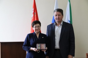 Специалист по защите прав несовершеннолетних получила высшую муниципальную награду 