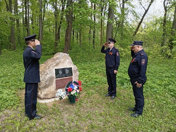 В Серебряных Прудах полицейские провели акцию, посвящённую 80-летию Победы в Великой Отечественной войне В Серебряных Прудах полицейские провели акцию, посвящённую 80-летию Победы в Великой Отечественной войне