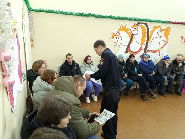 В Серебряных Прудах участковые уполномоченные полиции отчитались перед населением о проделанной работе В Серебряных Прудах участковые уполномоченные полиции отчитались перед населением о проделанной работе