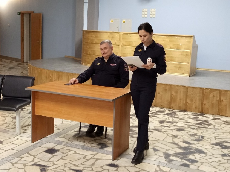 В Серебряных Прудах участковые уполномоченные полиции отчитались перед населением о проделанной работе за 2-е полугодие 2024 года В Серебряных Прудах участковые уполномоченные полиции отчитались перед населением о проделанной работе за 2-е полугодие 2024 года