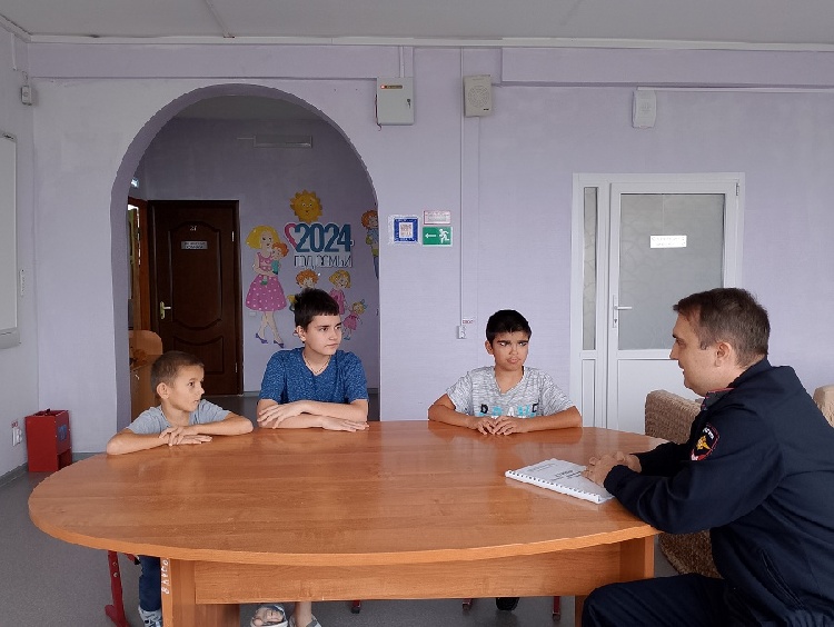 В Серебряных Прудах сотрудники полиции провели акцию, приуроченную к Всероссийскому Дню правовой помощи В Серебряных Прудах сотрудники полиции провели акцию, приуроченную к Всероссийскому Дню правовой помощи