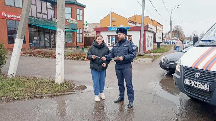 Сотрудники «Мособлпожспаса» провели беседы о пожарной безопасности в Серебряных Прудах 