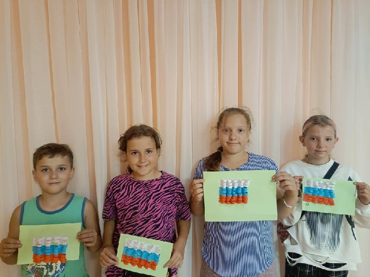 Мастер -класс "Российский флаг" прошел в Подхоженском сельском доме культуры