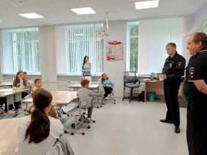 В Серебряных Прудах полицейские и общественница в рамках акции «Каникулы с Общественным советом» рассказали детям о правилах безопасности в дни летних каникул