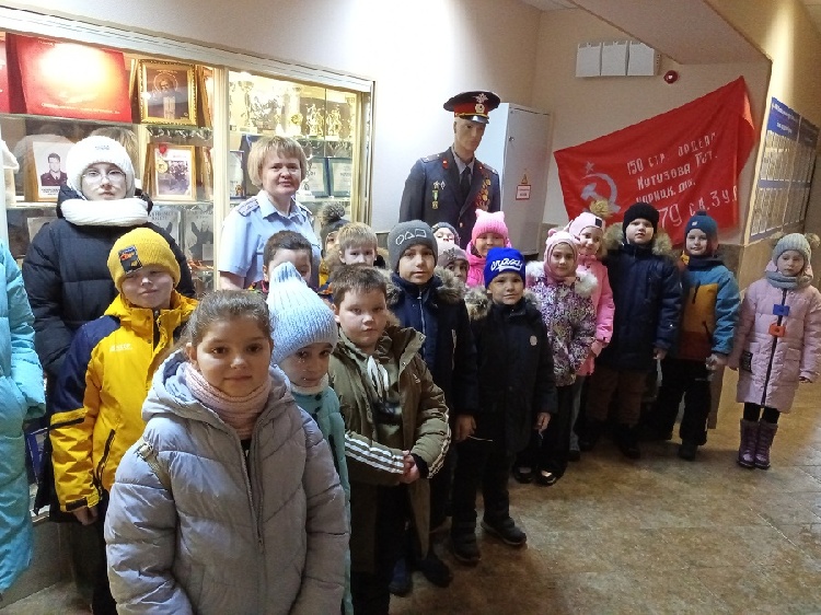 Полицейский в Серебряных Прудах провела экскурсию для школьников Полицейский в Серебряных Прудах провела экскурсию для школьников