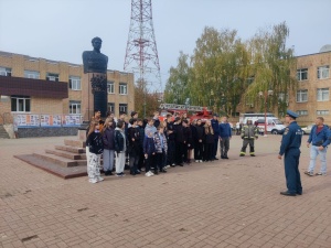 В муниципальном округе Серебряные Пруды, на площади имени Василия Ивановича Чуйкова, в честь праздника «День Гражданской Обороны» прошли массовые мероприятия направленные на обучение населения действиям в случае возникновения военных конфликтов, а также п