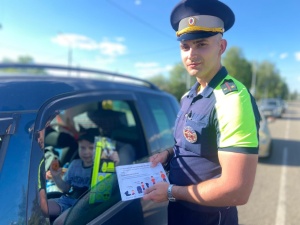 Автомобили, в салоне которых находились дети, попали во внимание автоинспекторов.