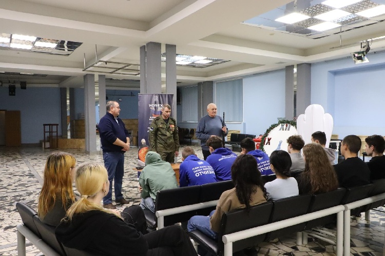 Молодогвардейцы Серебряных Прудов организовали для студентов Московского областного гуманитарного открытого колледжа встречу с ветераном СВО