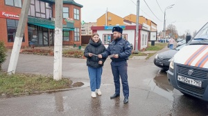 Сотрудники «Мособлпожспаса» провели беседы о пожарной безопасности в Серебряных Прудах 