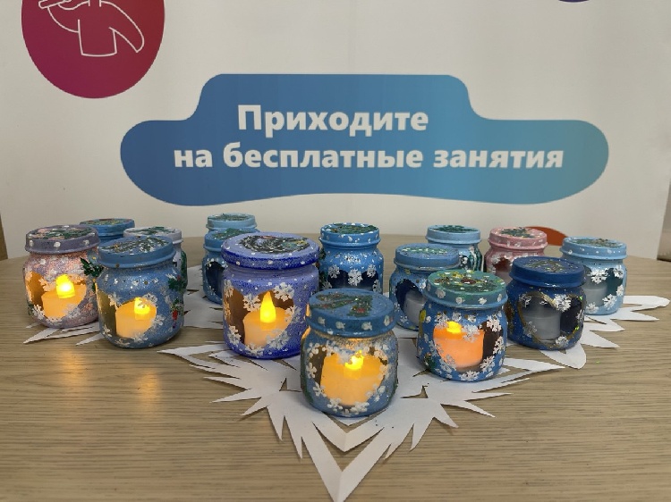 В муниципальном округе Серебряные Пруды участники проекта «Активное долголетие» с теплотой и вдохновением начали готовиться к встрече 2026 года. 