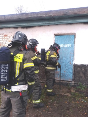 Сотрудники «Мособлпожспаса» повысили профессиональные навыки в теплодымокамере в Серебряных Прудах 