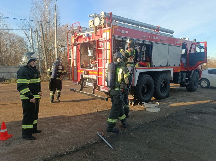 20 ноября работники 207-й, 332-й пожарно-спасательных частей и отдельного поста ПСЧ-302 ГКУ МО «Мособлпожспас» вместе с сотрудниками федеральной противопожарной службы провели учения в здании Серебряно-Прудского ОМВД России.