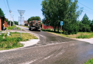 На дороги нашего округа выехала техника для аэрации воздуха и поливке дорожной сети из-за жары. 
