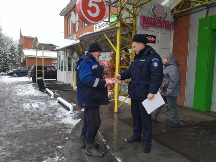Сотрудники «Мособлпожспас» провели беседы о пожарной безопасности с жителями Подмосковья 