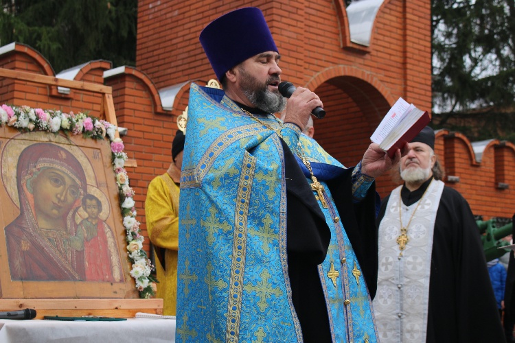 В Серебряных Прудах отметили День народного единства молитвой и патриотическим мероприятием 