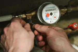 Жителям Серебряных Прудов разъяснили особенности поверки счетчиков в новых регионах.