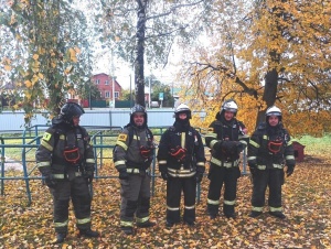 Сотрудники «Мособлпожспас» отработали навыки в средствах защиты дыхания в Серебряных Прудах 